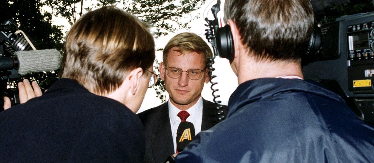 Carl Bildt intervjuas i samband med kronkrisen 1992.
