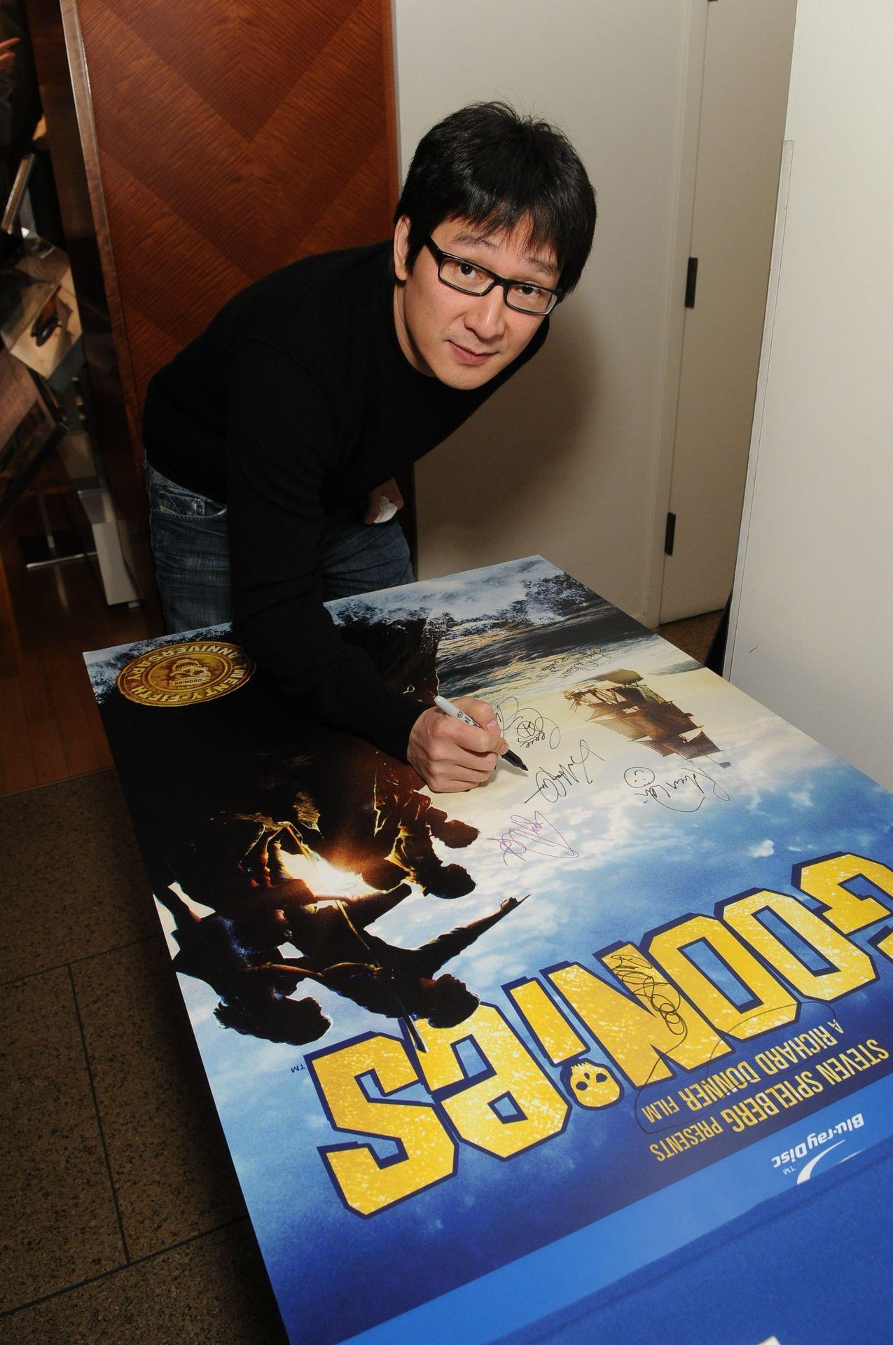 Ke Huy Quan, som spelade Richard ”Data” Wang, skriver autografer till fansen.