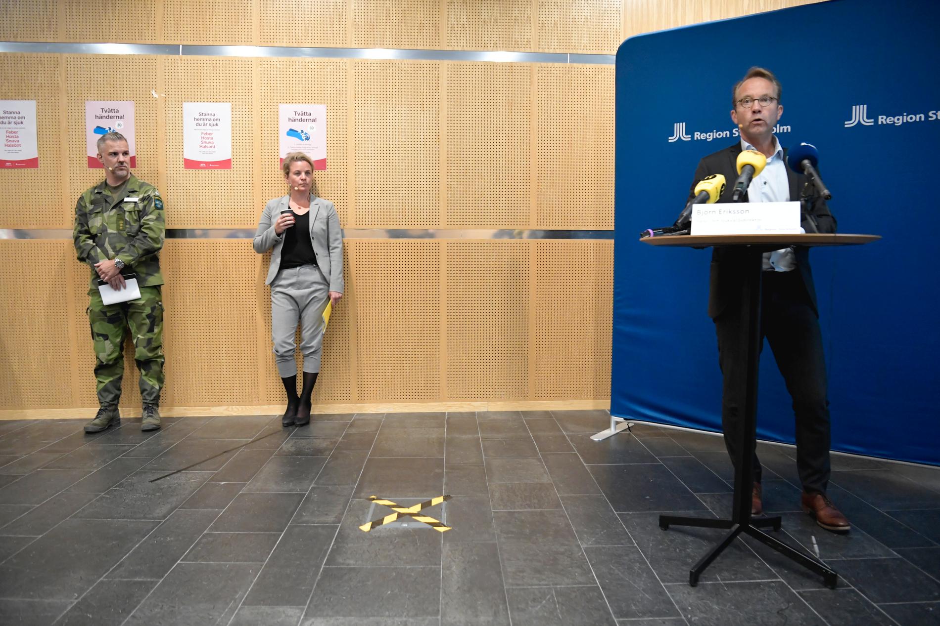 Sjukvårdsdirektör Björn Eriksson under torsdagens pressträff. I bakgrunden syns Johanna Sandwall, krisberedskapschef vid Socialstyrelsen samt Lars Rask från Försvarsmakten.