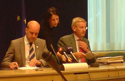 Statsminister Fredrik Reinfeldt och utrikesminister Carl Bildt under dagens EU-möte.