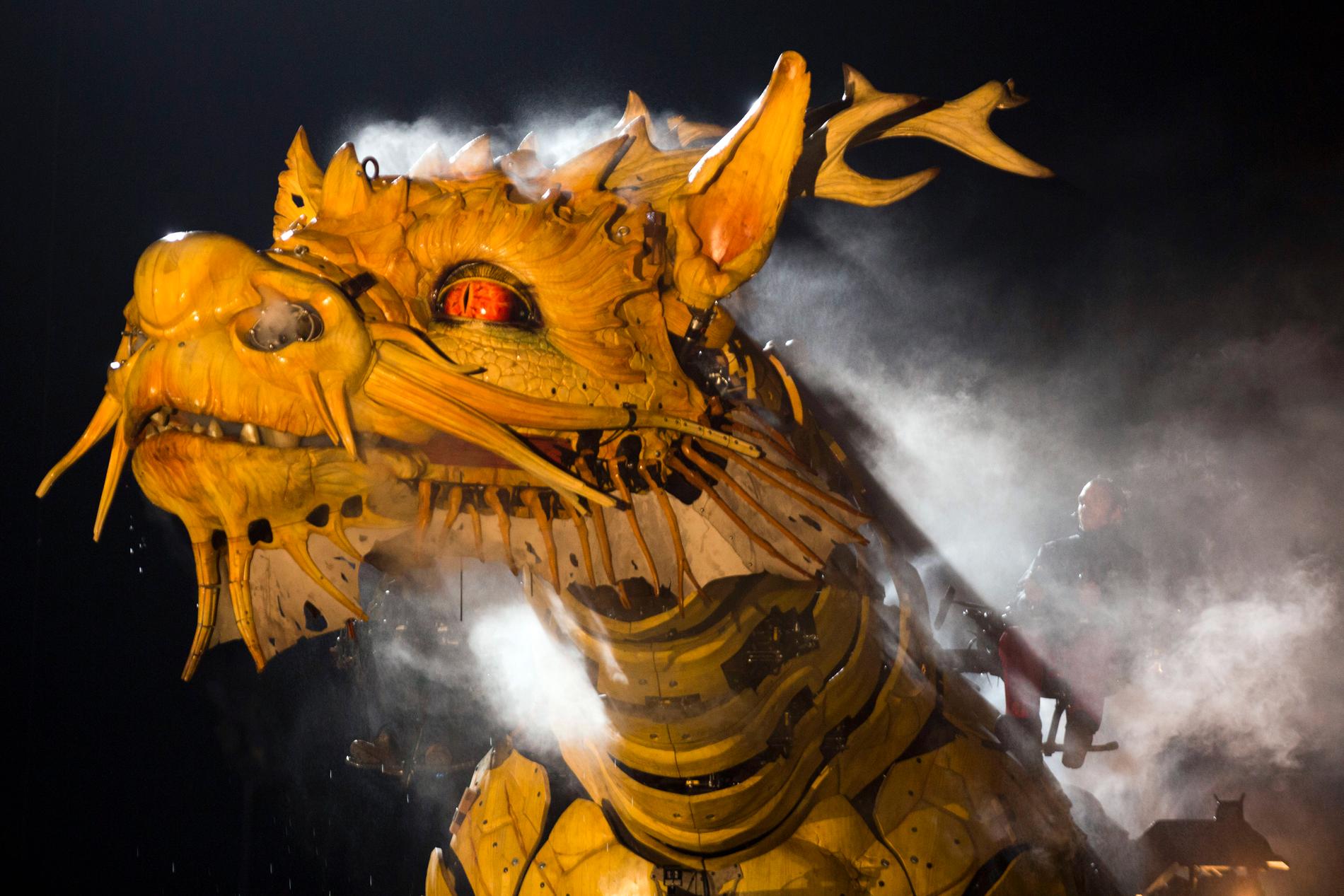 Draken är monsterkungen, anser historikern Bo Eriksson som skrivit flera böcker om monster. Här är en mekanisk drake som framträder under festligheter i Kina. Arkivbild.