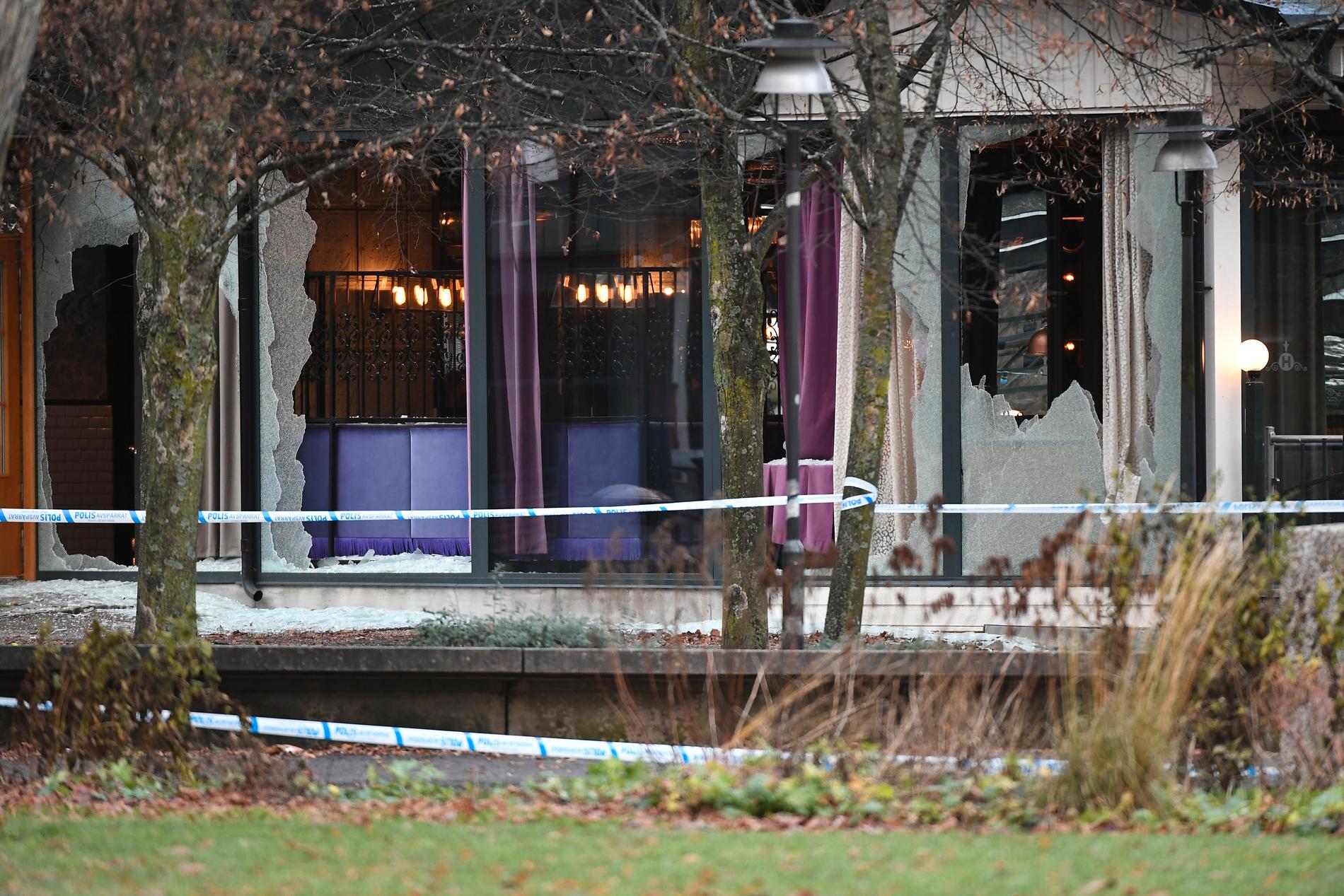 Två män sköts till döds utanför en nattklubb i Norrköping. 