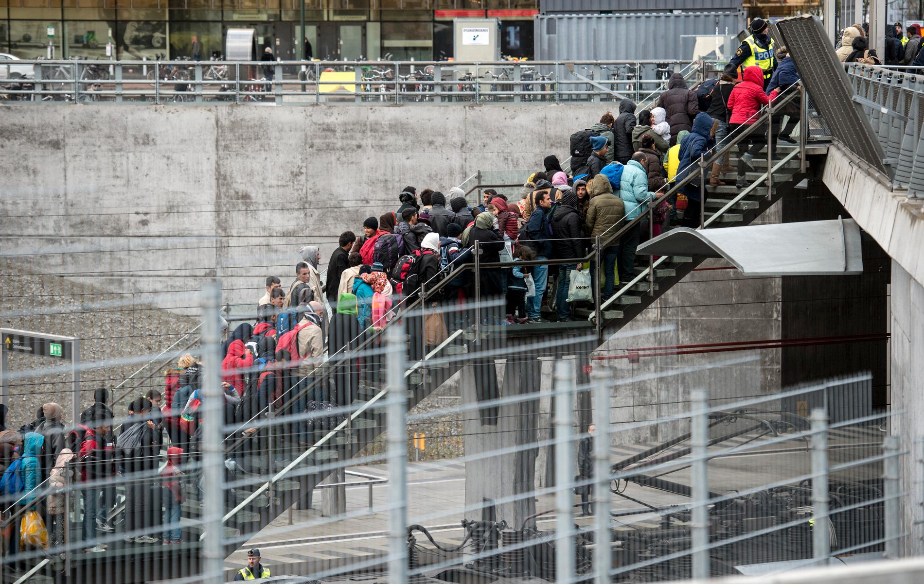 Polis övervakar kön av ankommande flyktingar i snålblåsten vid Hyllie station utanför Malmö i november 2015, på toppen av flyktingvågen. Arkivbild.