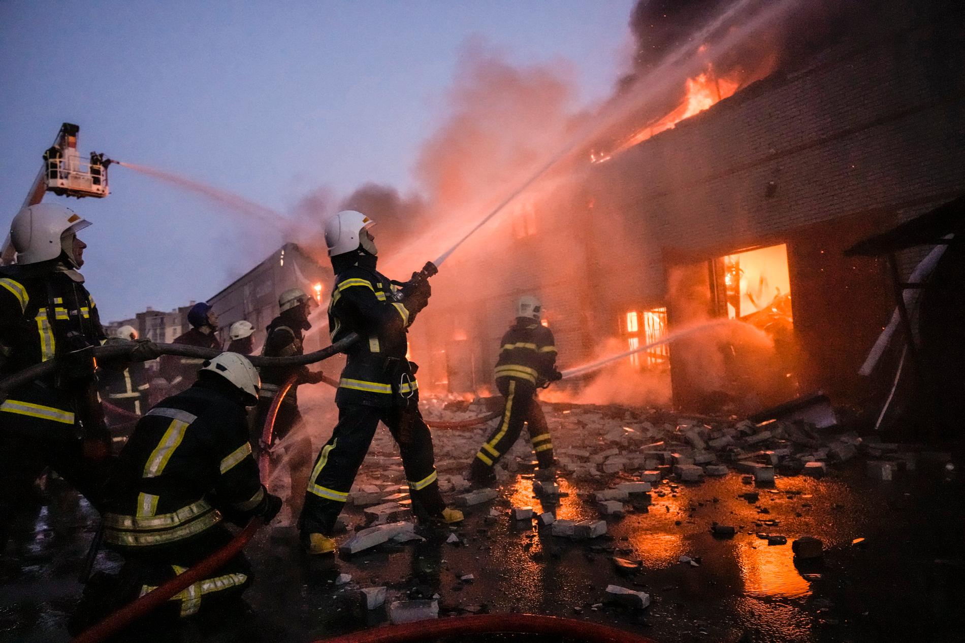 Ukrainsk brandkår bekämpar eld efter bombning i Kiev. Arkivbild 17 mars. 