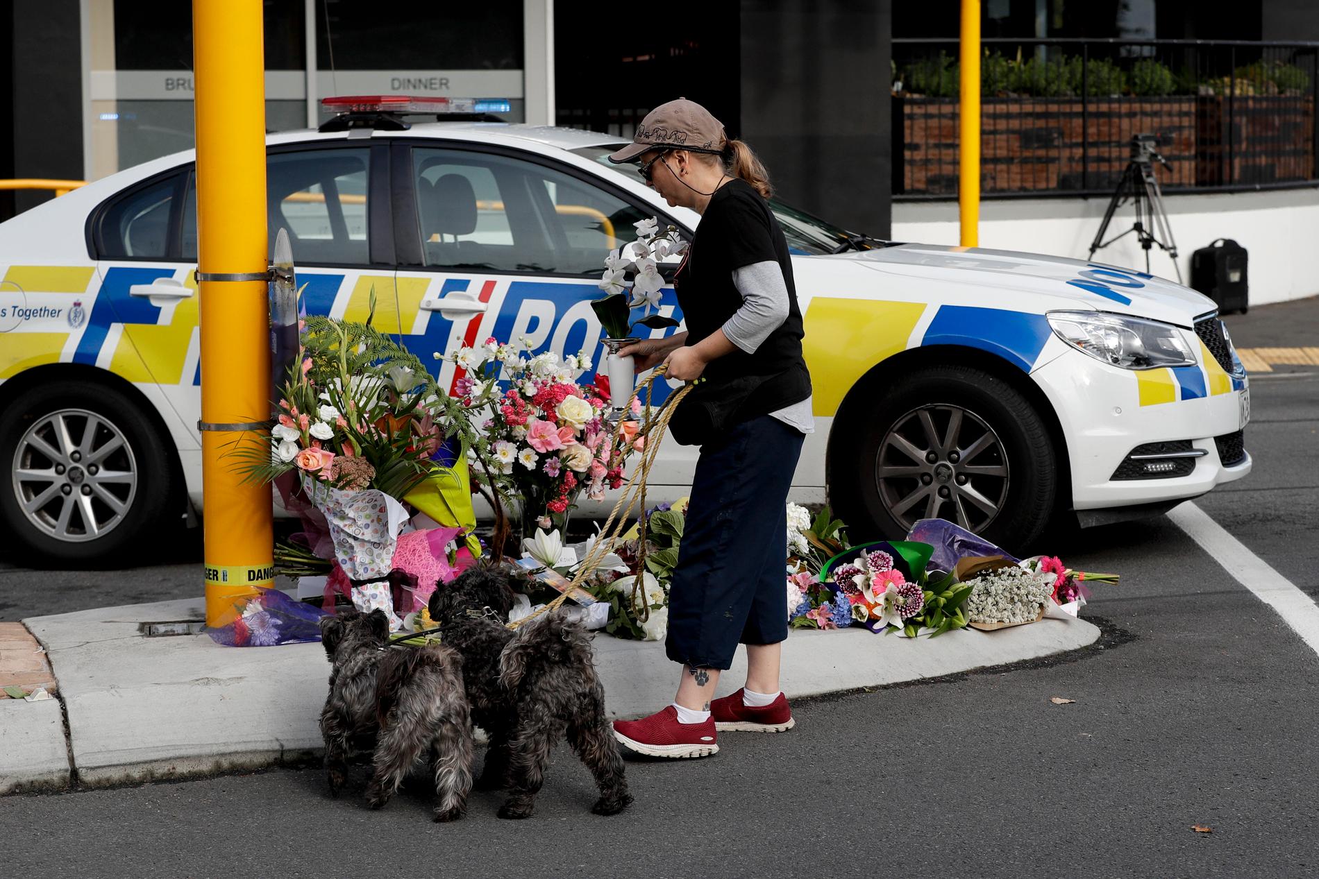 Blommor placeras ut nära en av moskéerna i Christchurch.