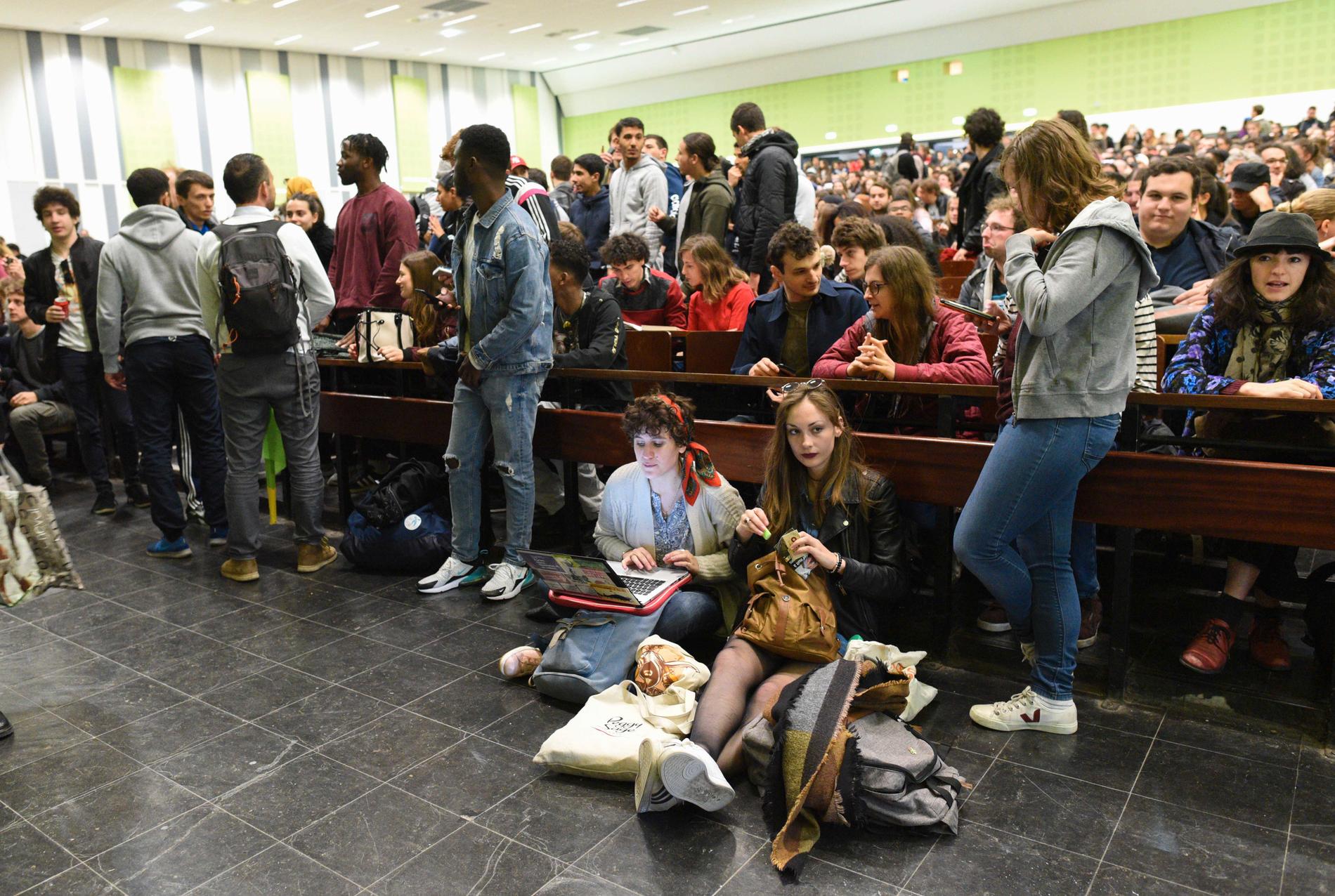 Studenter vid universitetet i Nanterre håller ett stormöte för att fatta beslut om huruvida de ska fortsätta protesten eller inte. I en omröstning säger en överväldigande del ja till att fortsätta.