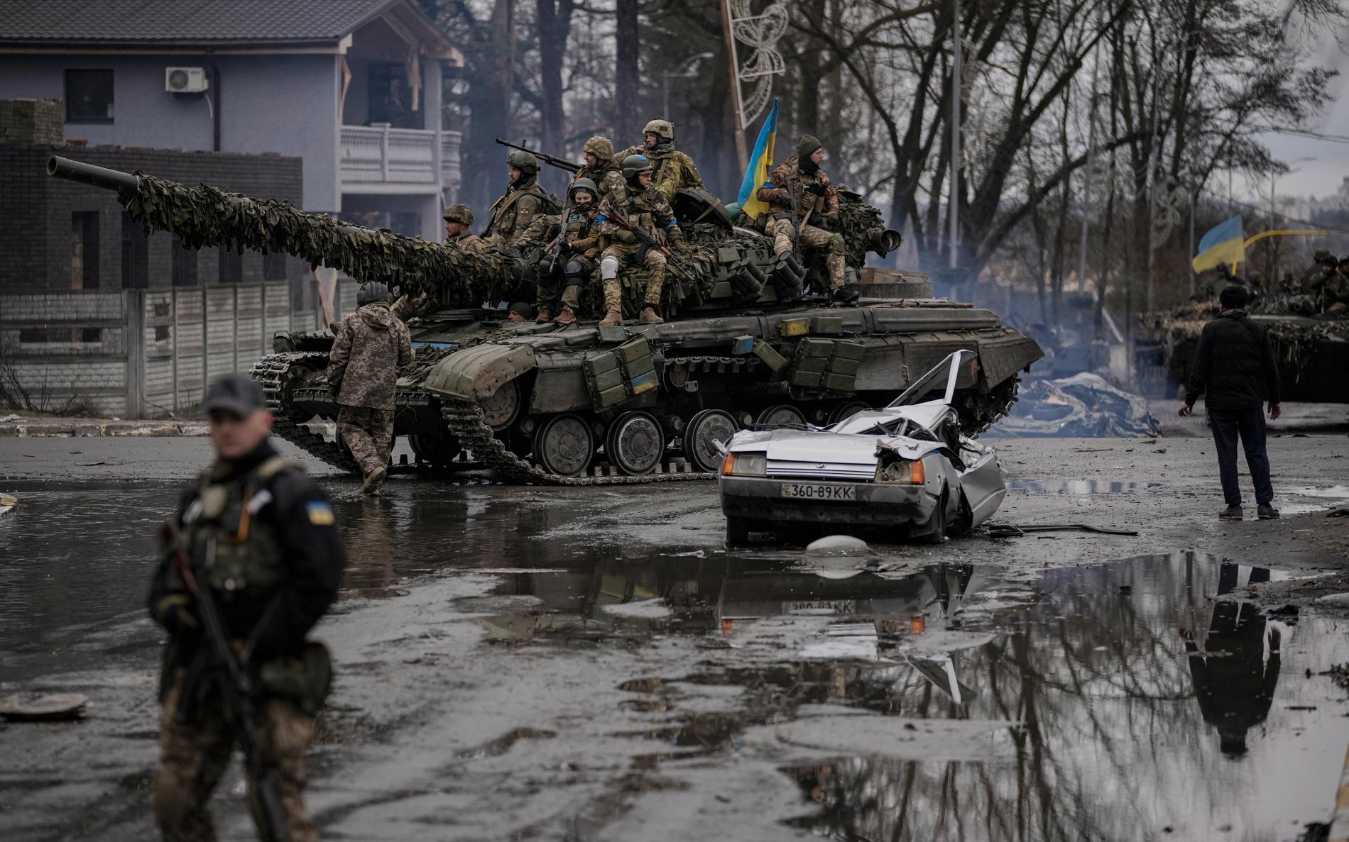 Ukrainska armén befarar att ryska trupper lagt minor i bostäder och på kvarlevor. Soldaterna vågar inte gå nära kropparna, eftersom de kan vara minerade.