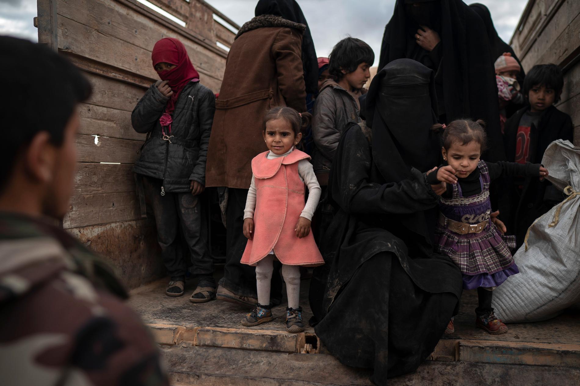 Kvinnor och barn evakueras från det sista IS-fästet i öknen utanför Baghouz i Syrien.