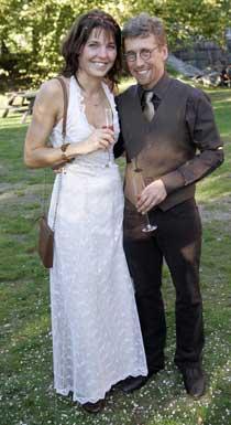 glädje Tv-meteorologen Pererik Åberg och hans Helene Åström gifte sig den 23 september.