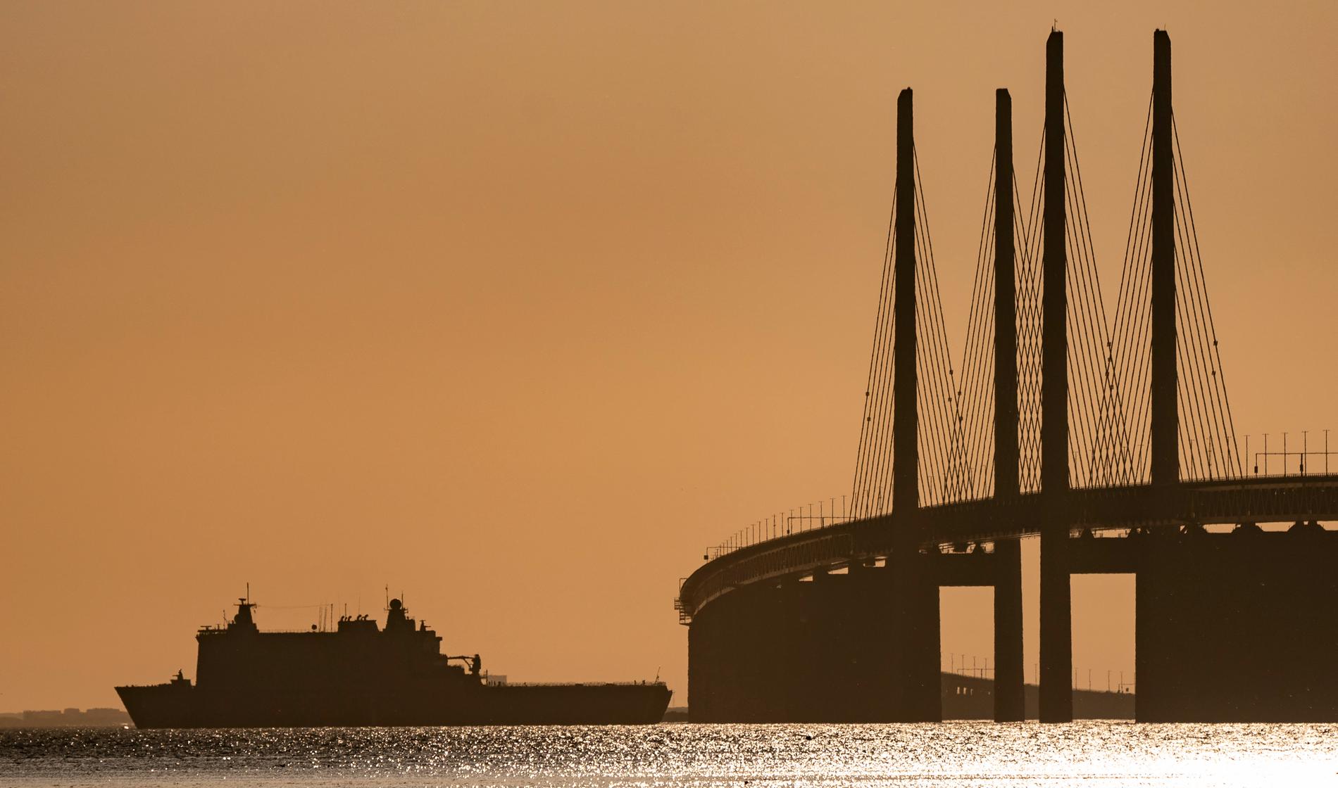 HNLMS Rotterdam fångad på bild vid Öresundsbron i maj 2020. Arkivbild.