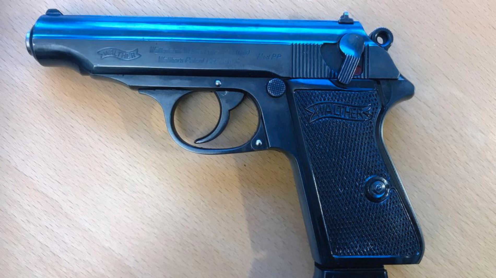 Bland annat hittades en Walther PPK hemma hos mannen, pistolen som tidigare var polisens tjänstevapen.