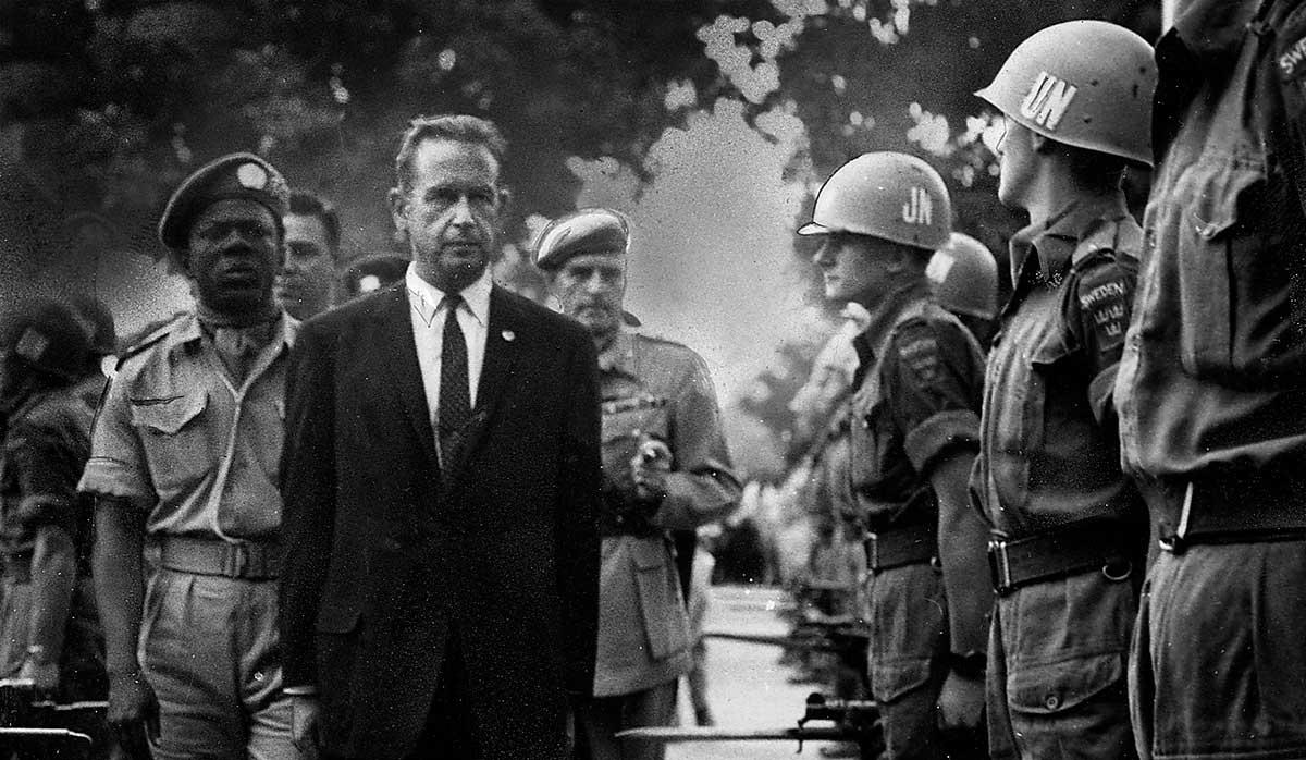 En sökare i världens tjänst Dag Hammarskjöld inspekterar ett svenskt FN-kompani i Kongo 1960. Den svenske diplomaten var FN:s generalsekreterare 1953-1961. Han tilldelades Nobel fredspris postumt 1961.