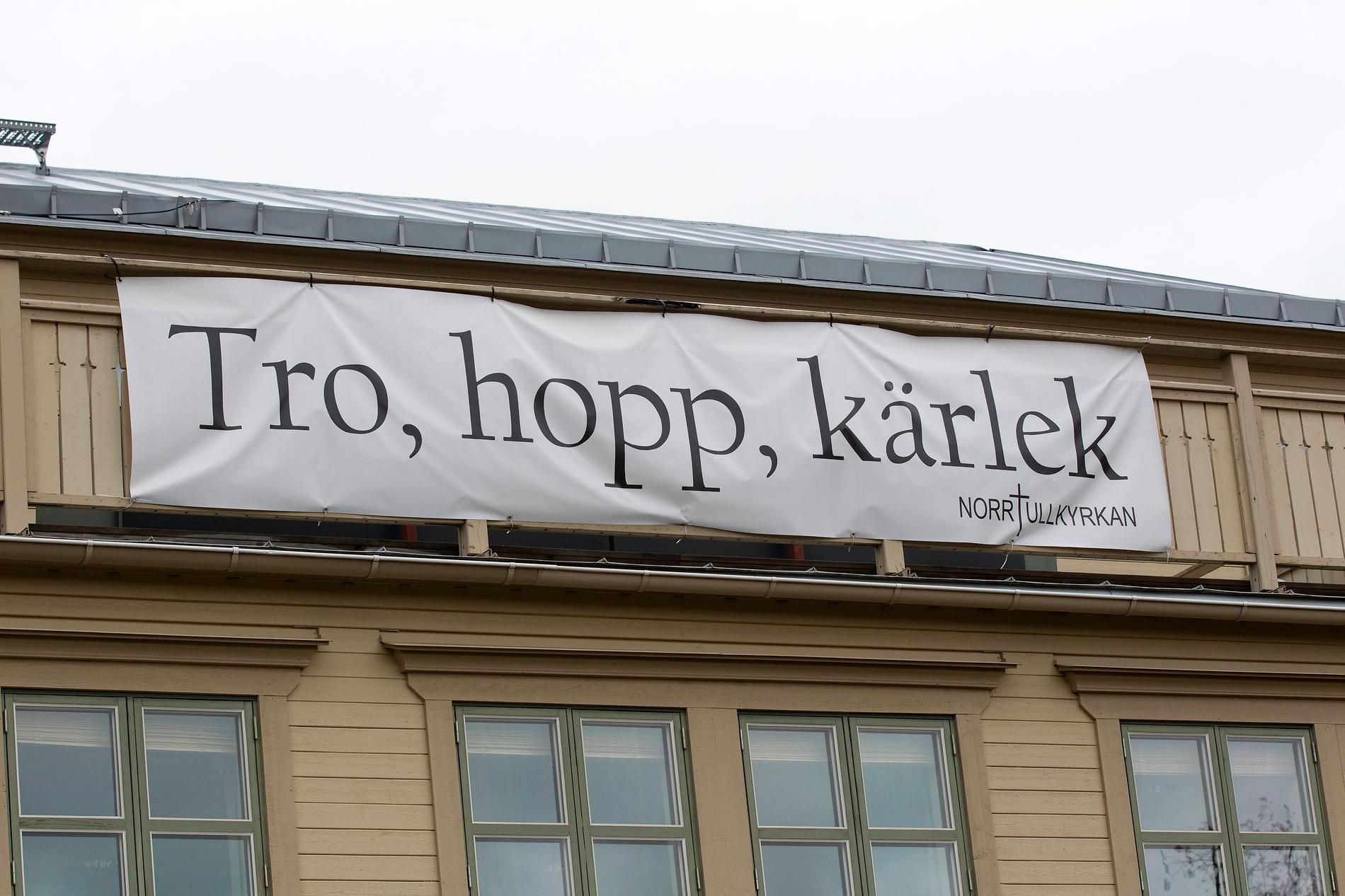 Vid Norrtullskyrkan har en banderoll hängts upp.