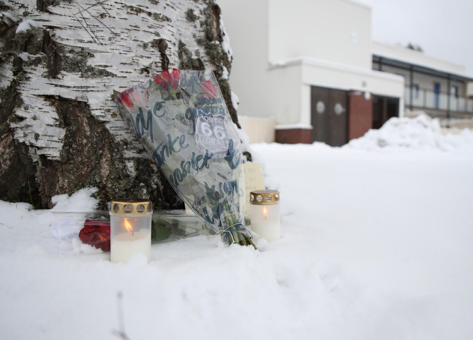 Blommor framför serviceboendet där den 20-åriga kvinnan hittades död. Foto Adam Ihse / TT kod 9200