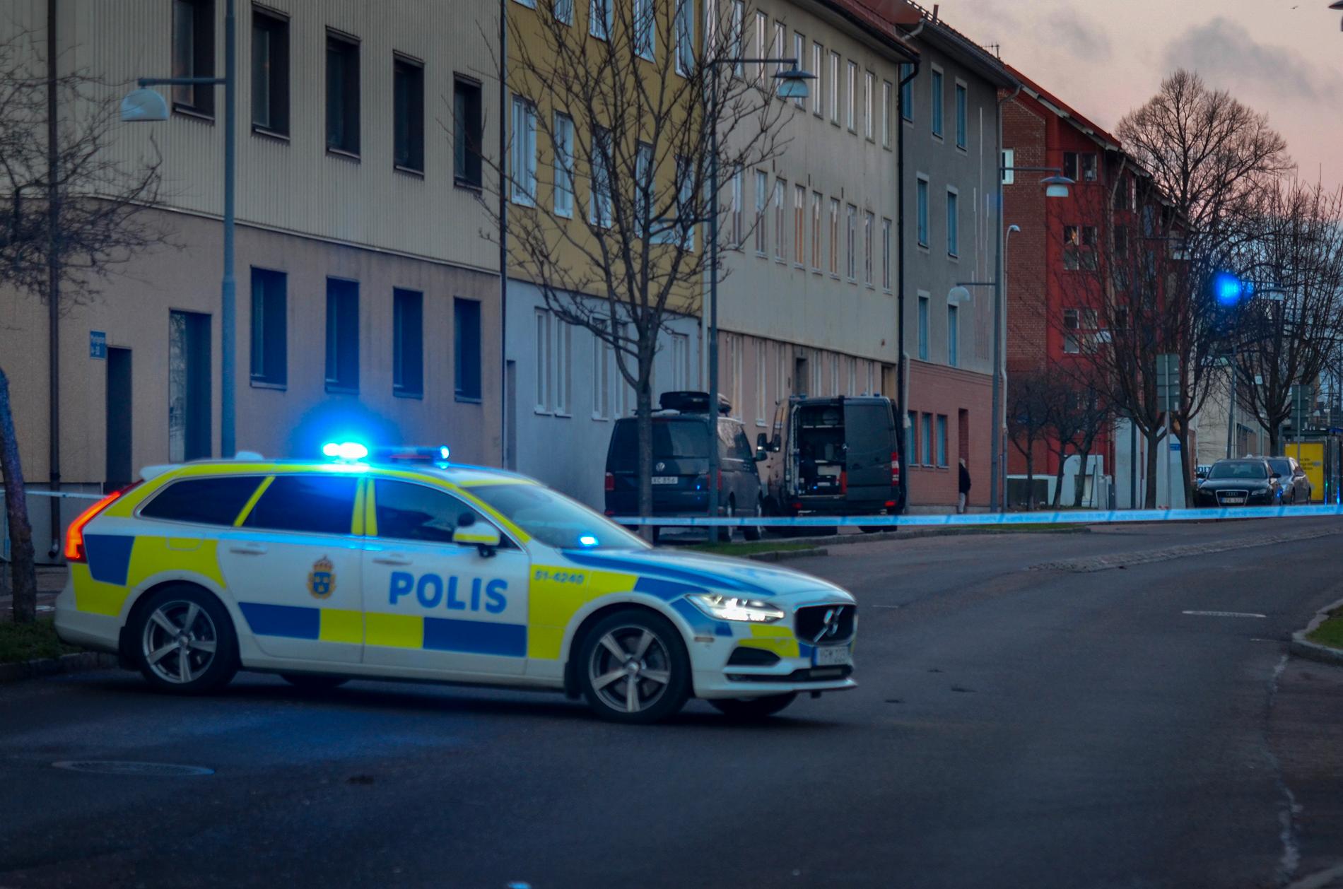En person har hittat ett misstänkt farligt föremål i Brämaregården på Hisingen i Göteborg. 