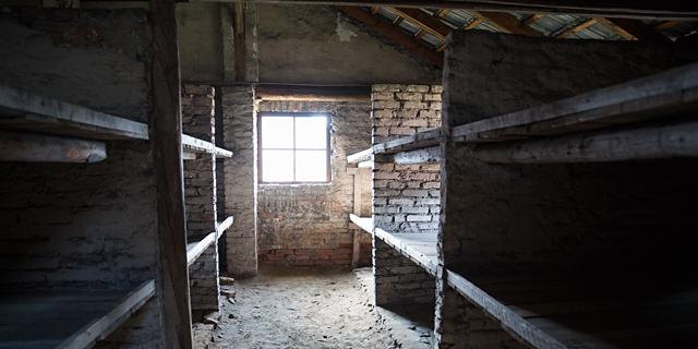 Träbritsar som användes som sängar i koncentrationslägret Auschwitz i Polen.