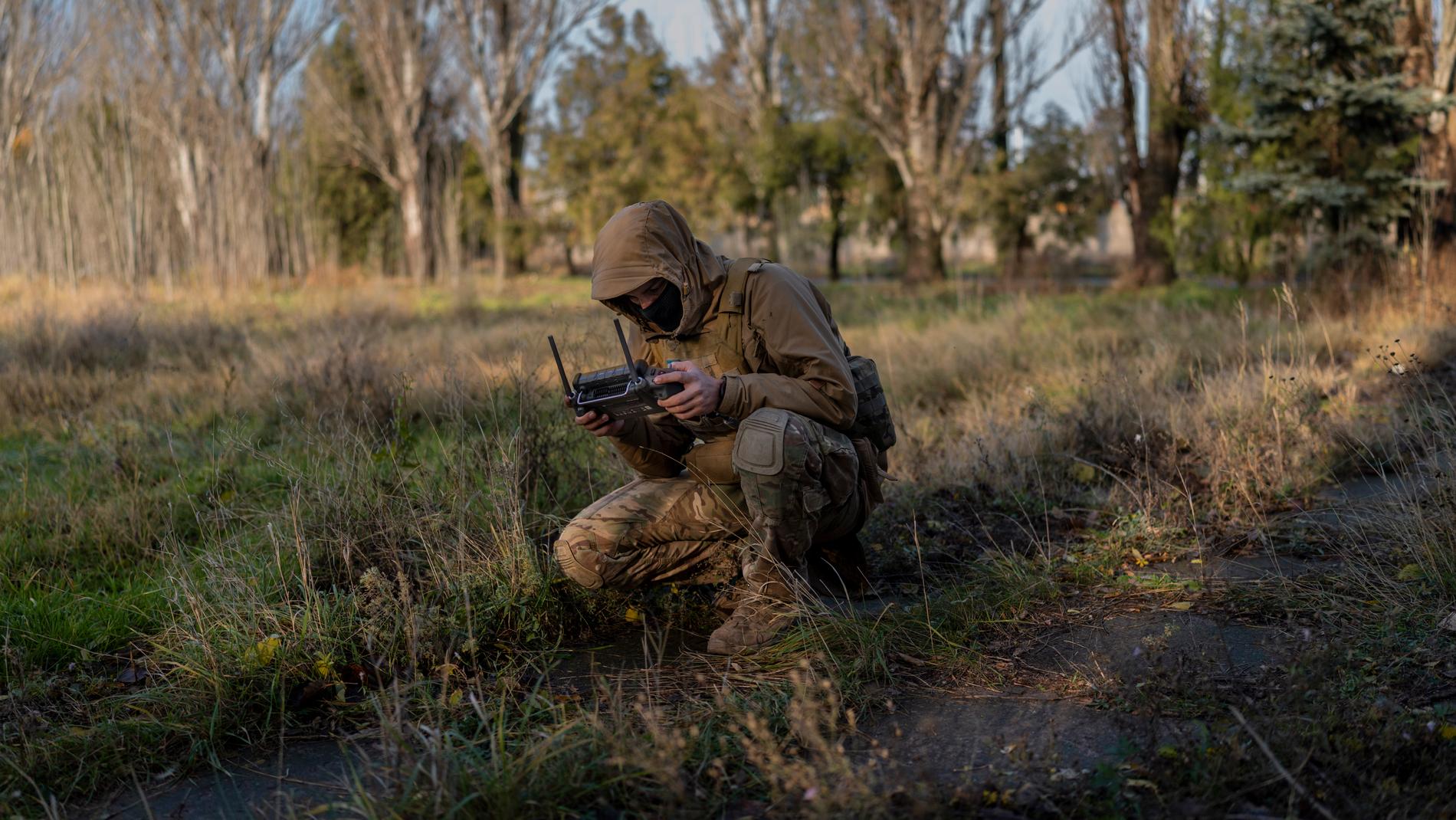 En ukrainsk soldat med drönare under en operation mot ryska positioner i Kherson-regionen i södra Ukraina.