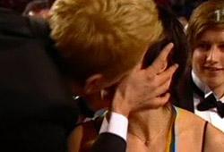 SMACK Peter Settman kysser Charlotte Kalla på Idrottsgalan i måndags.