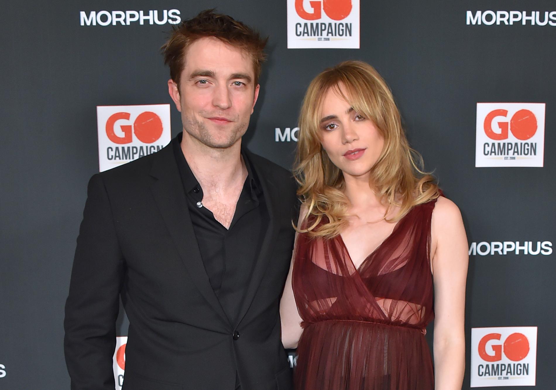 Robert Pattinson och Suki Waterhouse har förlovat sig, enligt uppgifter till People. 