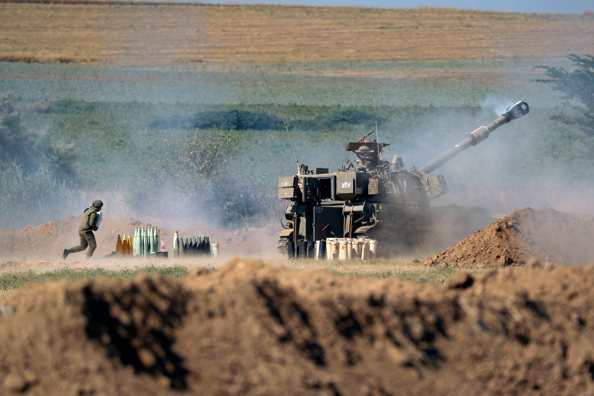 Israeliskt artilleri skjuter mot mål inne i Gaza på lördagen. 