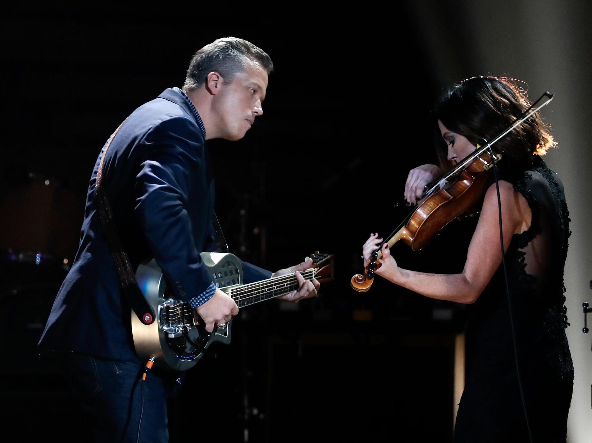 Jason Isbell och Amanda Shires på scen i Nashville 2017.