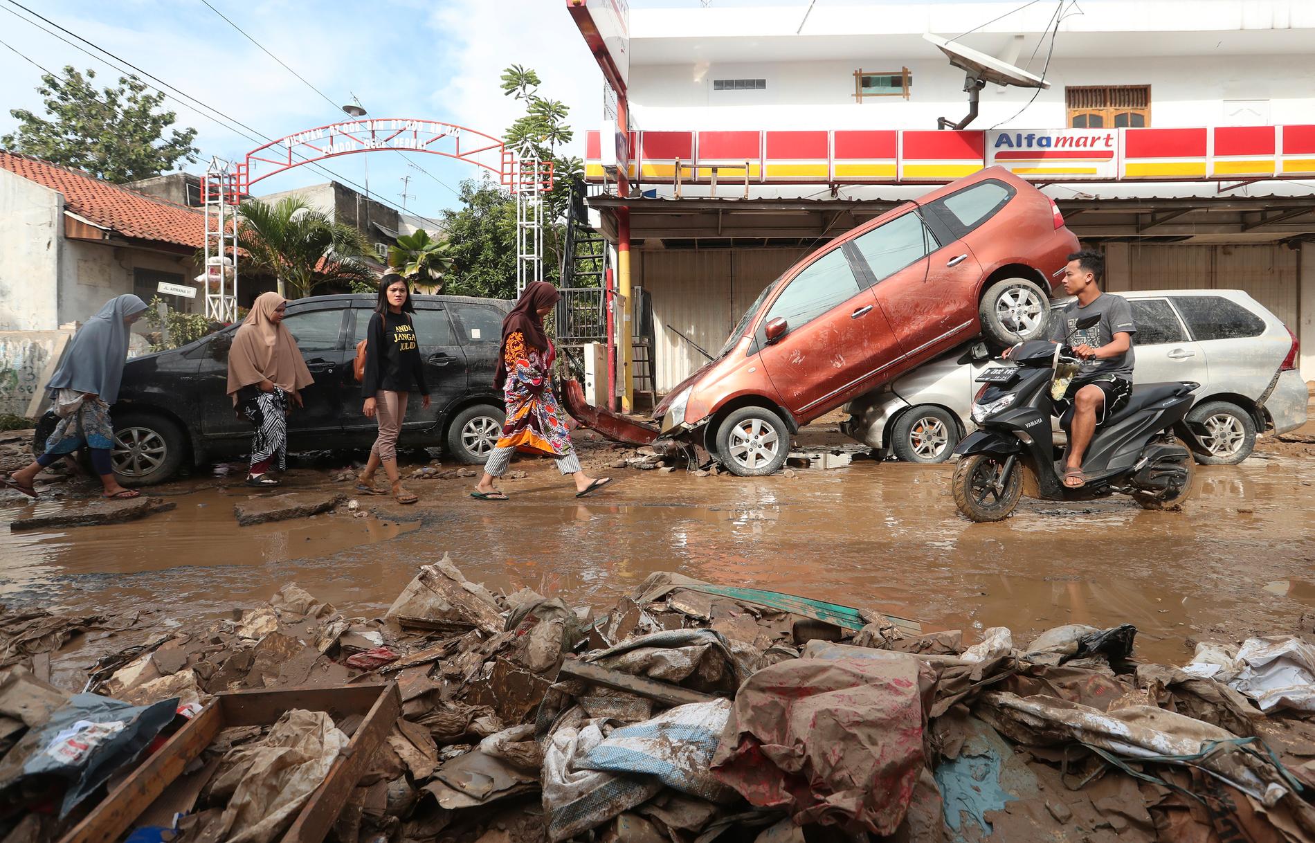 Fordon fördes bort med vattenmassorna i västra Java i Indonesien.