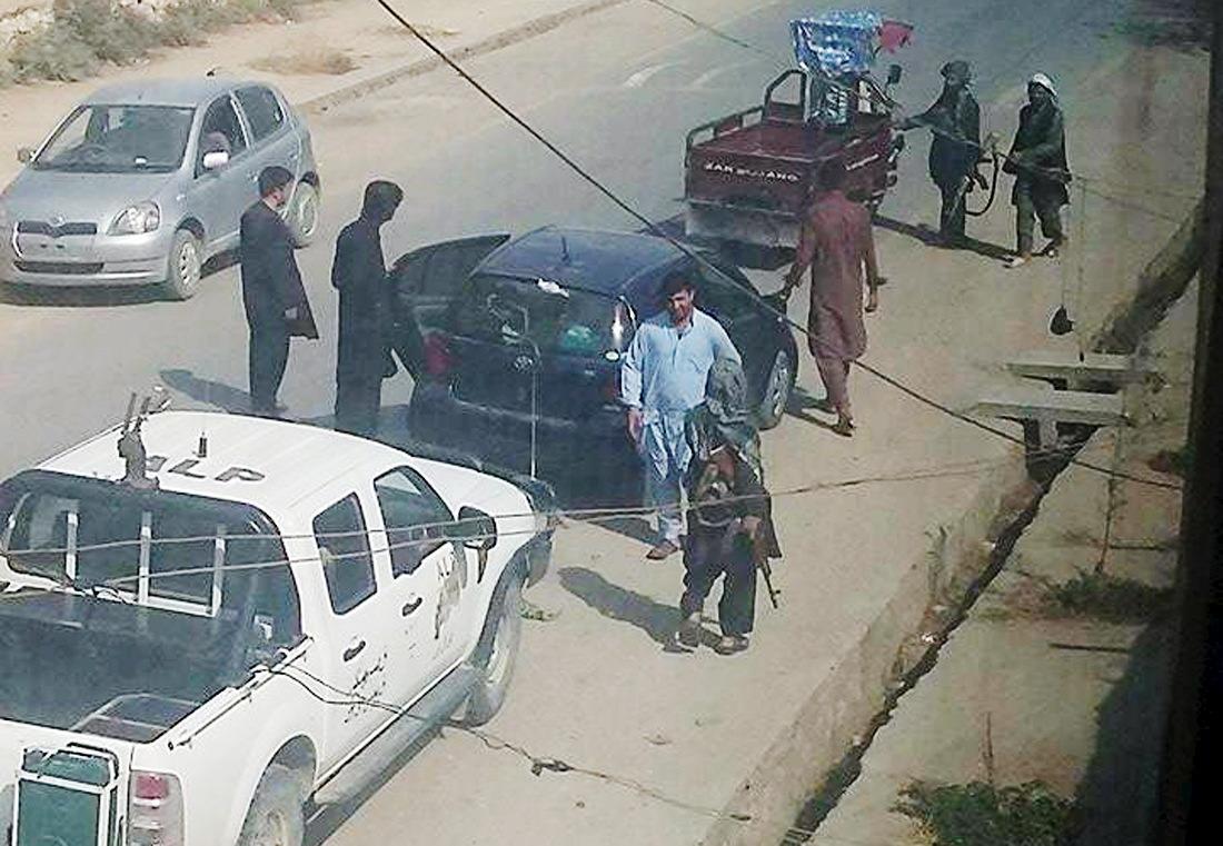 Talibaner på gatan i Kunduz en dag efter att de tog kontroll över staden.