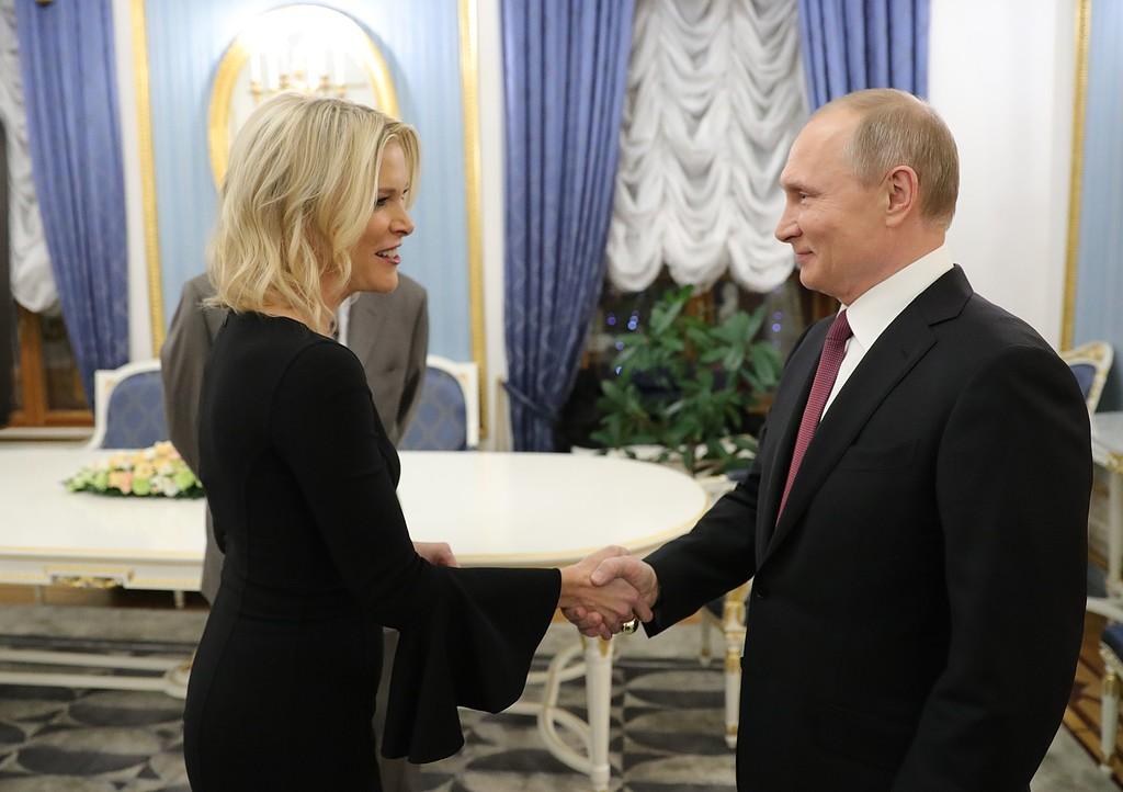 Vladimir Putin skakar hand med NBC:s nyhetsankare Megyn Kelly.