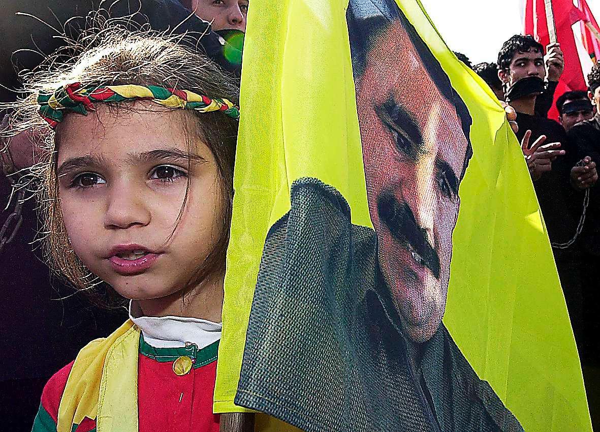 En kurdisk flicka hyllar PKK-ledaren Abdullah Öcalan under en demonstration 2002.
