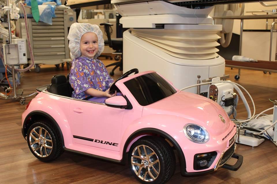 Caroline är en av sjukhuspersonalens barn som fick testköra den rosa bilen innan den började användas på sjukhuset.