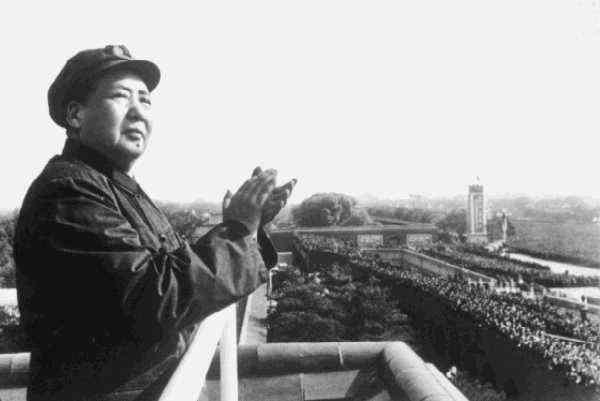 Ledaren Mao Zedong utropade Folkrepubliken Kina 1949. Efter hans död 1976 började regimen lossa på järngreppet.