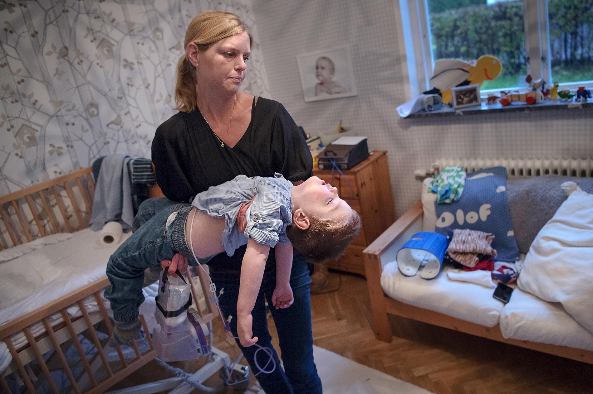 Olof, 2, har en funktionsnivå som är mindre än ett nyfött spädbarns. Ändå nekas han personlig assistans av Försäkringskassan. Hans mamma, Karolina Hermansson, och pappa har överklagat beslutet och dom väntas i Kammarrätten.