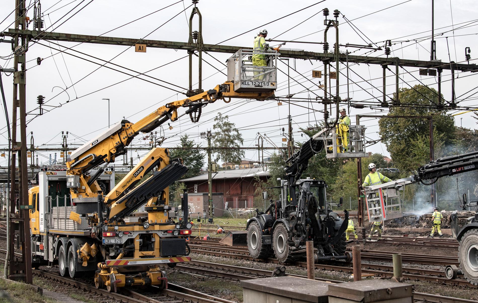 Skadade kontaktledningar och signalsystemkablarna demonteras och röjs undan strax norr om Hässleholm C. Tågtrafiken stoppades i en vecka.