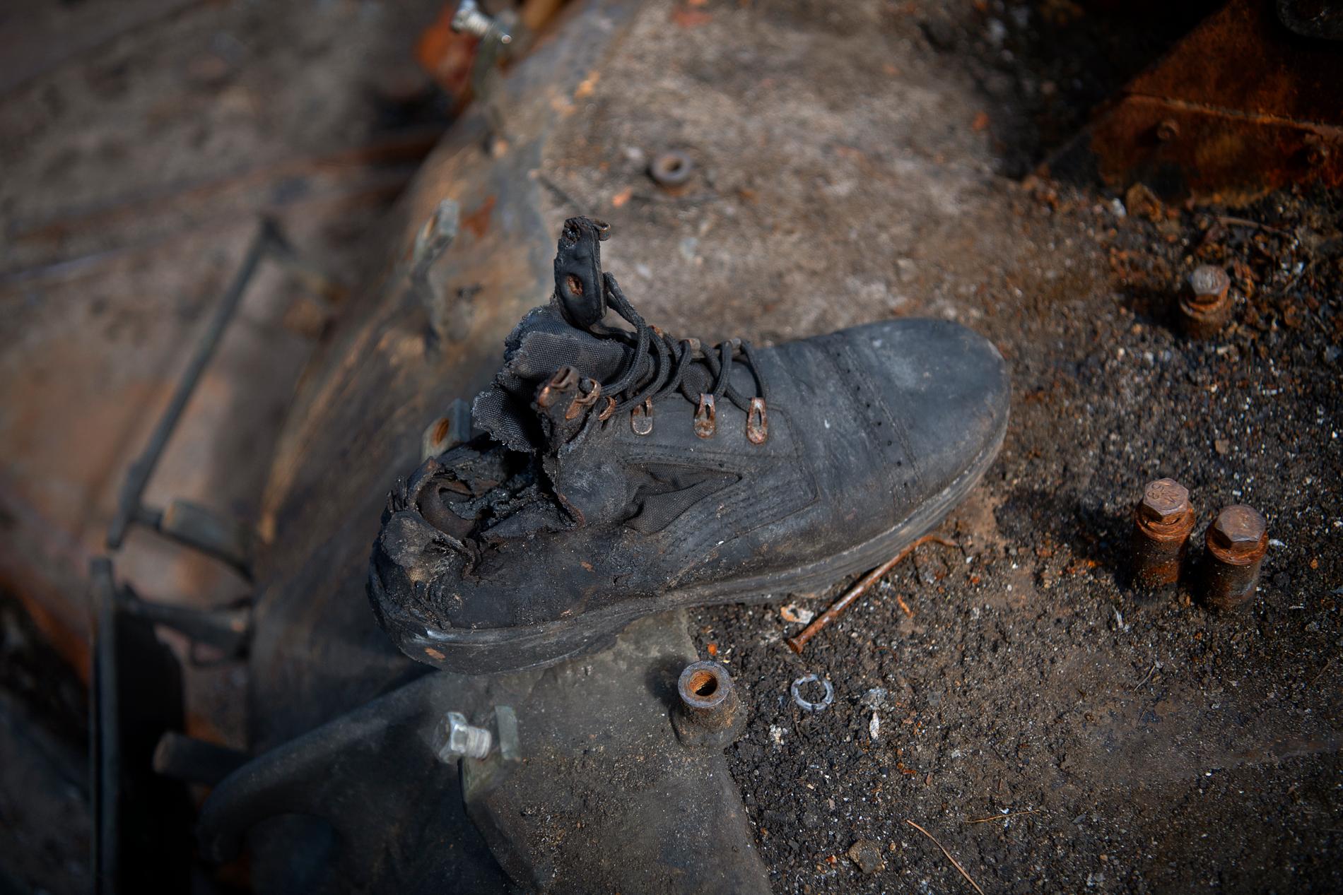 Brända kängor som hittats bland högar av aska. 