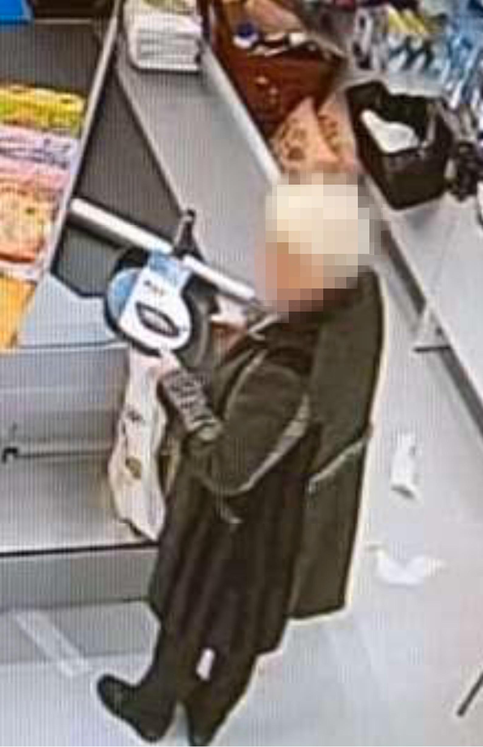 Kvinnan fångades på bild när hon köpte en stekpanna. 
