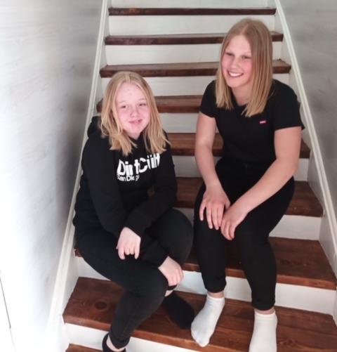 Magdalena Koivumäki Andersson (till vänster) fick epilepsi-anfall vid poolen. Ella Jansson (till höger) räddade hennes liv. 
