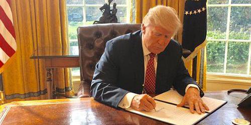 Donald Trump signerar det nya inreseförbudet.