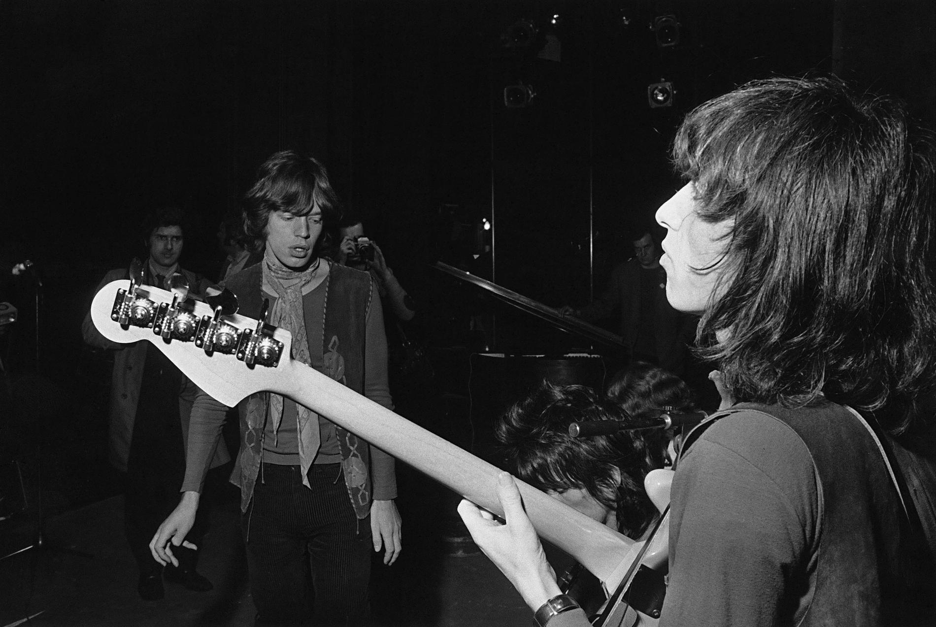 The Rolling Stones basist Bill Wyman repar med bandet inför en konsert i december 1969. Arkivbild.