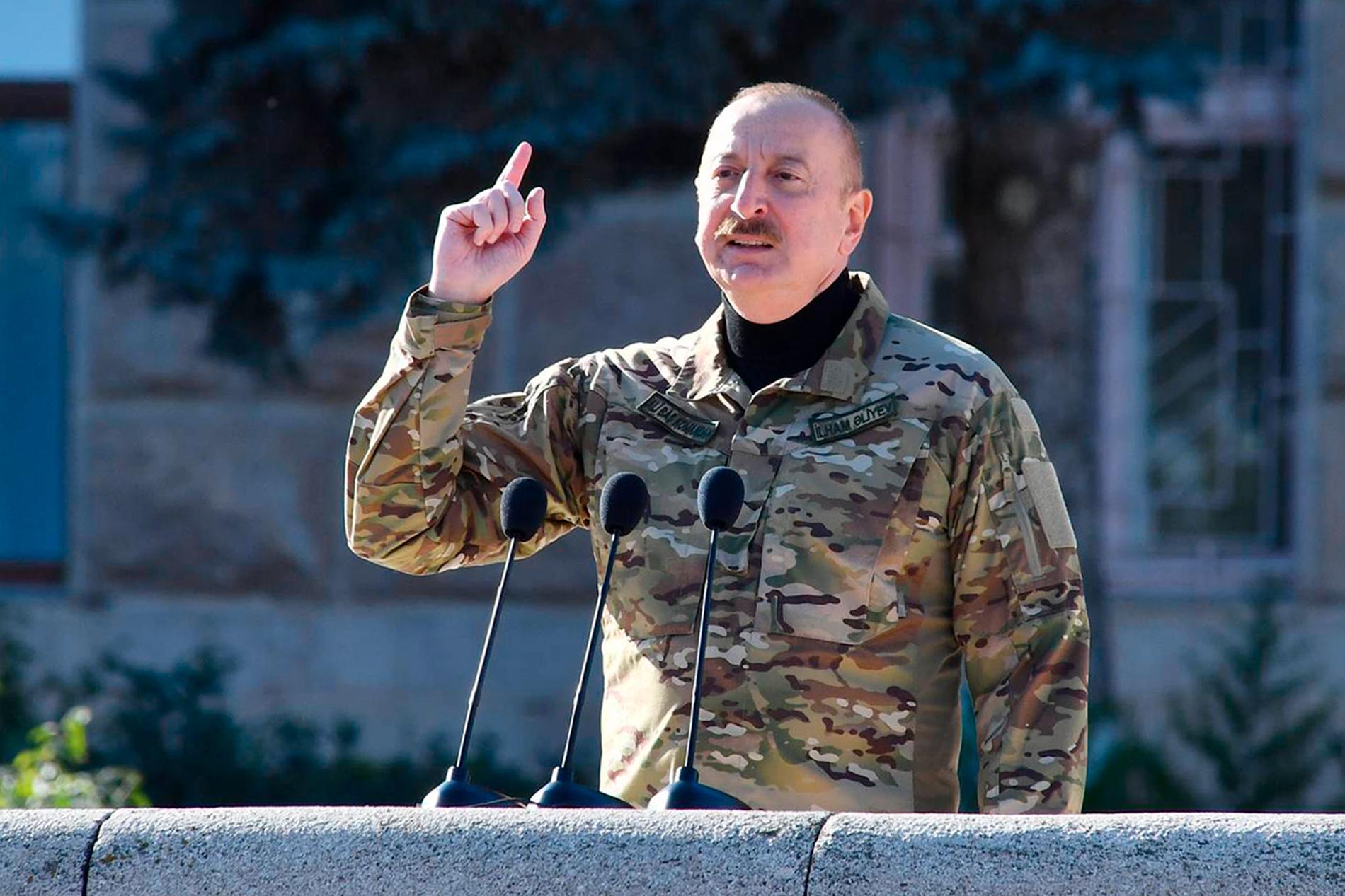 Azerbajdzjans auktoritäre ledare Ilham Aliyev tar sikte på sju nya år vid makten. Här talar han vid en militär uppvisning i Nagorno-Karabach, som Azerbajdzjan nyligen återtog kontroll över. Arkivbild.