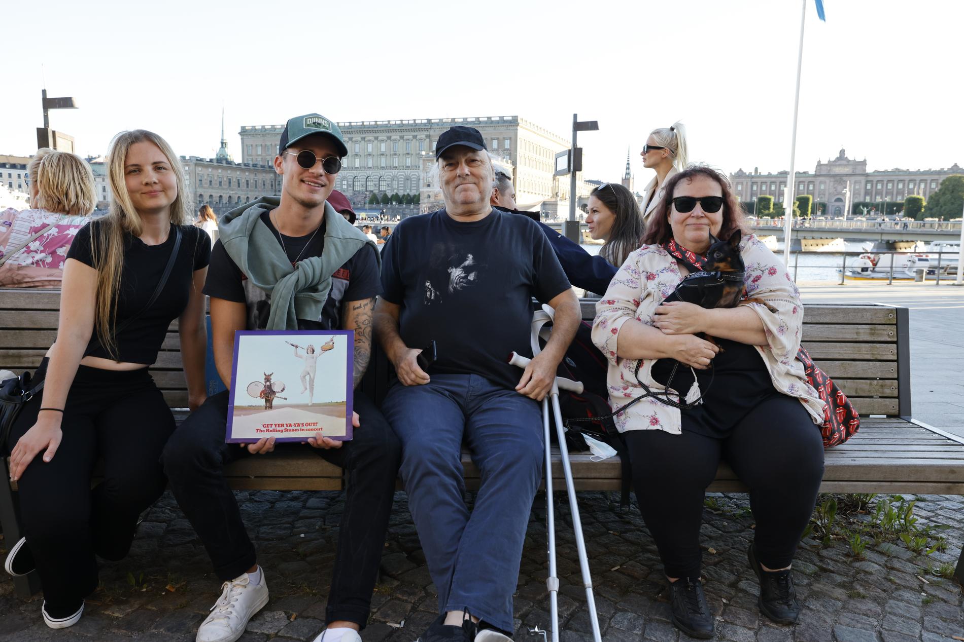 Familjen Blomqvist och Nina Martins samlade utanför Grand Hotel i Stockholm. 