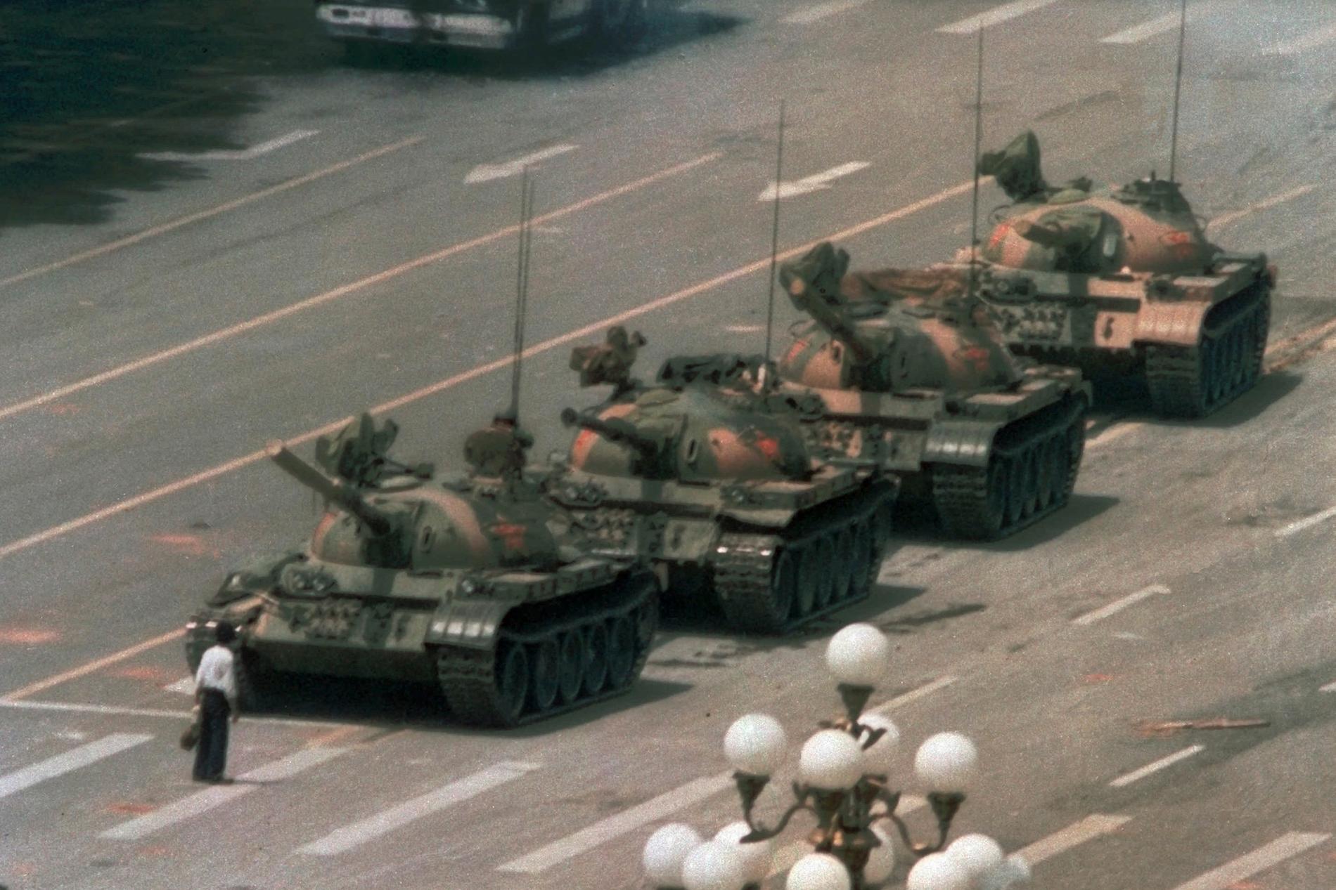 En kinesisk man vars identitet än i dag är okänd blockerar vägen för stridsvagnar i närheten av Himmelska fridens torg den 5 juni 1989. Arkivbild.