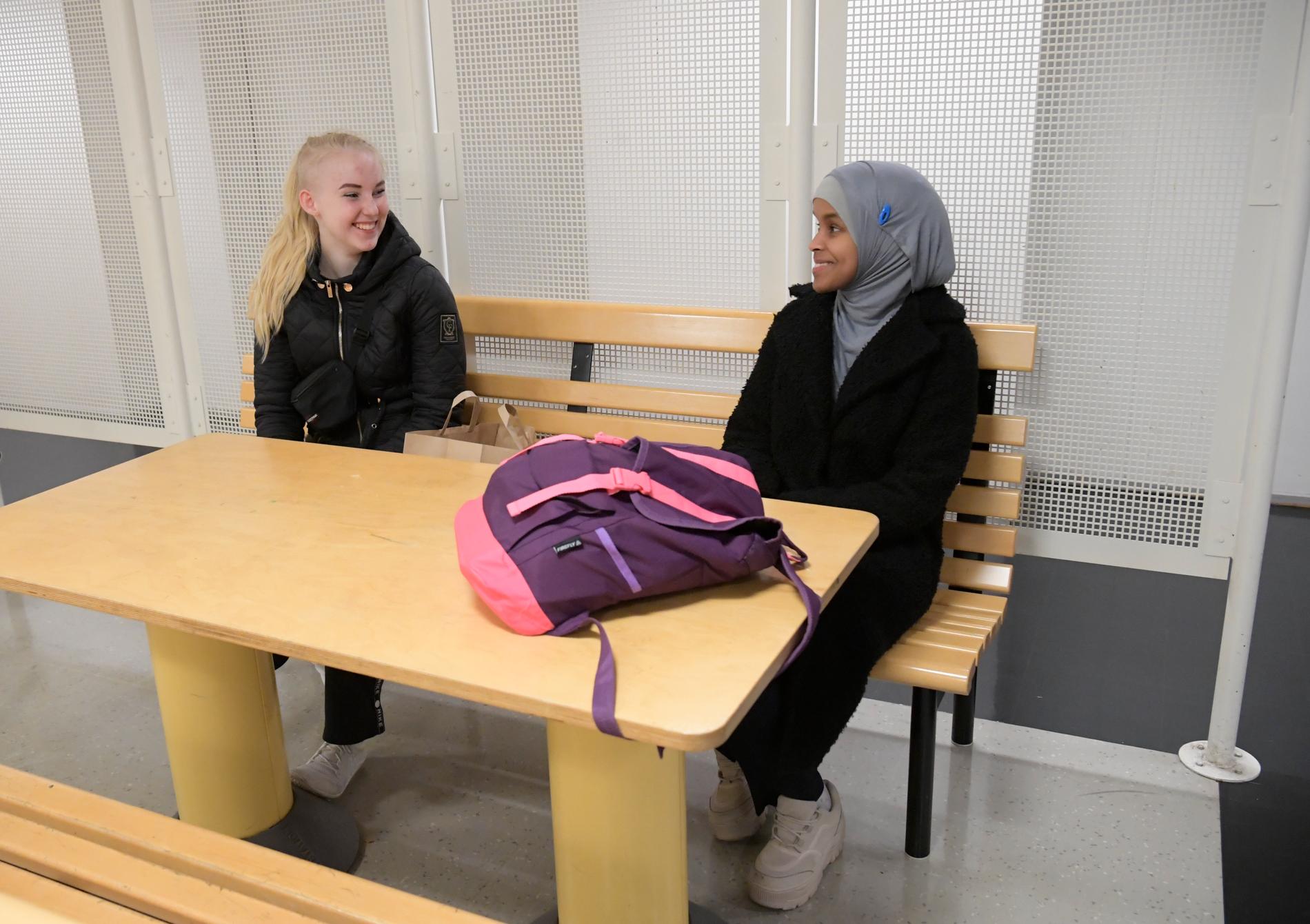 Studenterna Önska Degerfält och Zeinab Gaatur tycker att högskoleprovet är viktigt.