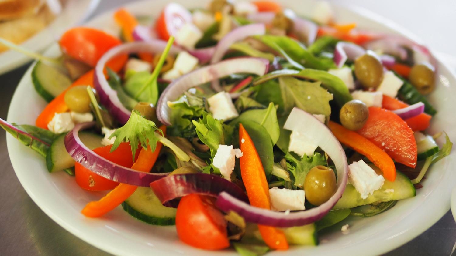 Är du fortfarande hungrig efter en stor portion mat? Testa att inleda måltiden med råa grönsaker eller soppa.
