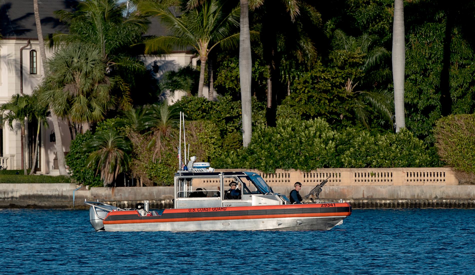 Kustbevakningens båtar vakar runt Mar-a-Lago,