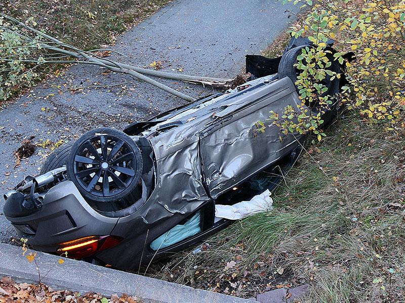 Natten mellan fredag och lördag kraschade en onykter Västervik-spelare sin bil (bilden) och åkte fast för rattfylla. Natten efter åkte även en lagkamrat till honom fast för rattfylla.