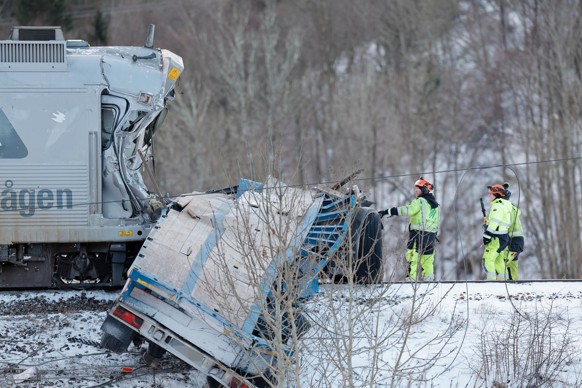 På måndagen krockade ett pendeltåg med en lastbil i Uddevalla. Lokföraren, en man i 65-årsåldern, omkom i olyckan.