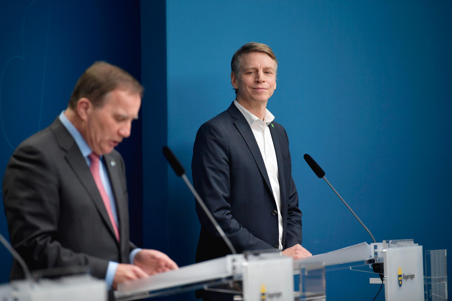 Statsminister Stefan Löfven (S) presenterar Per Bolund som miljöminister och vice statsminister en regeringsombildning under en pressträff i Rosenbad.