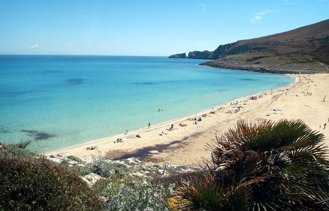 CALA MESQUIDA, MALLORCA Vacker strand omgiven av böljande sanddyner som för tankarna betydligt längre söderut än Medelhavet. Stranden är vit och vattnet turkost och ganska långgrunt. Lagom många solparasoller och strandaktiviteter gör att stranden både passar spralliga barnfamiljer och den som söker lugn och avskildhet. Boka din resa till Mallorca här!