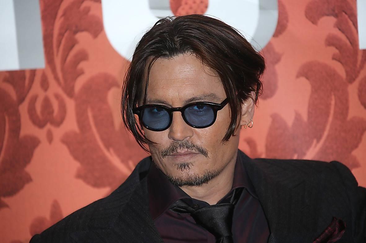 Johnny Depps senaste film sågas i USA. Det är bekymmersamt för skådisen som nu återvänder till roller han gjort tidigare.