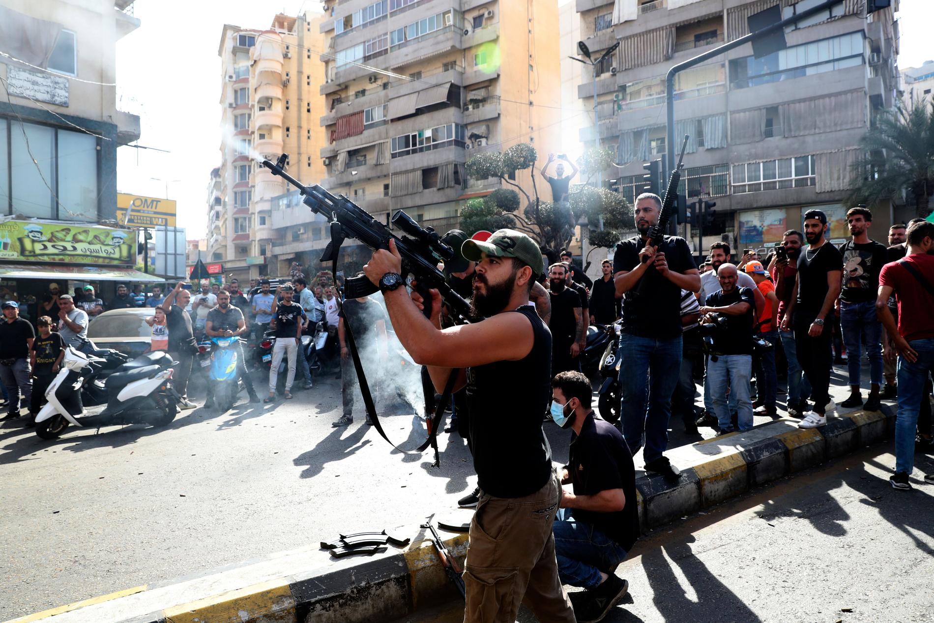 Massor av människor med vapen syntes på Beiruts gator.